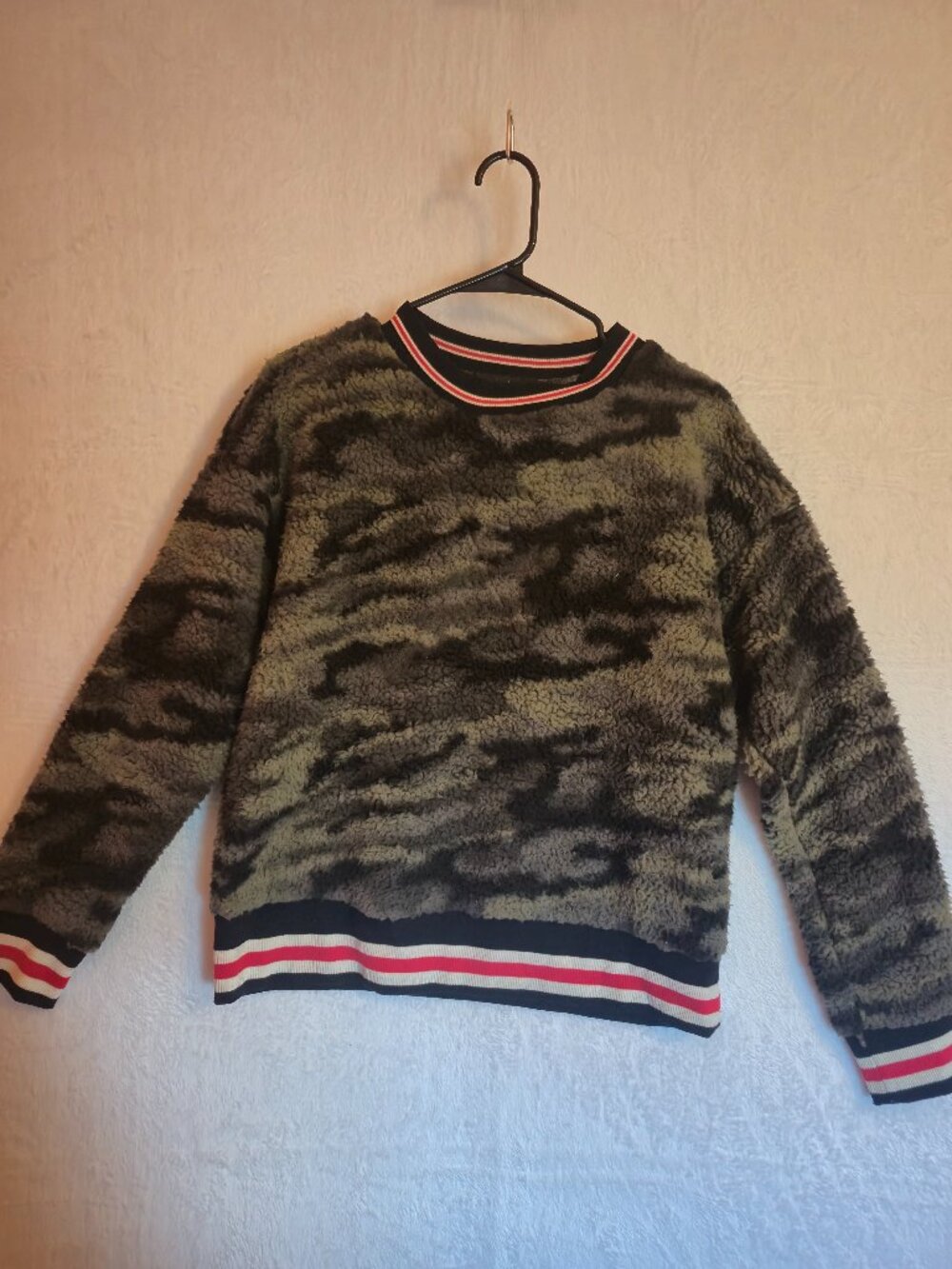 Up for sale is a super-soft fleece pullover sweater from Derek Heart in a women'